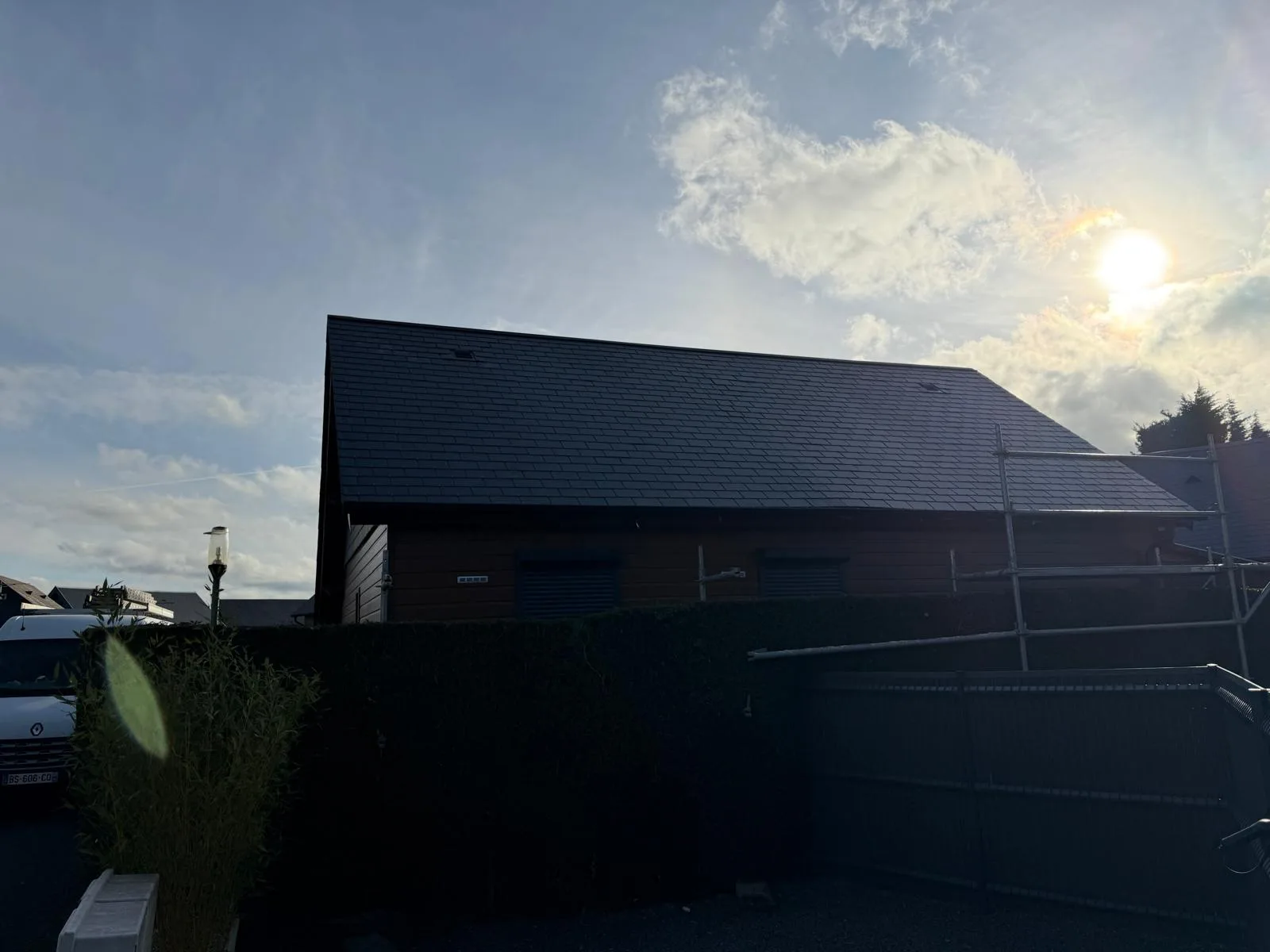 Chantier de rénovation de toiture sécurisé avec échafaudage à Caen (14)