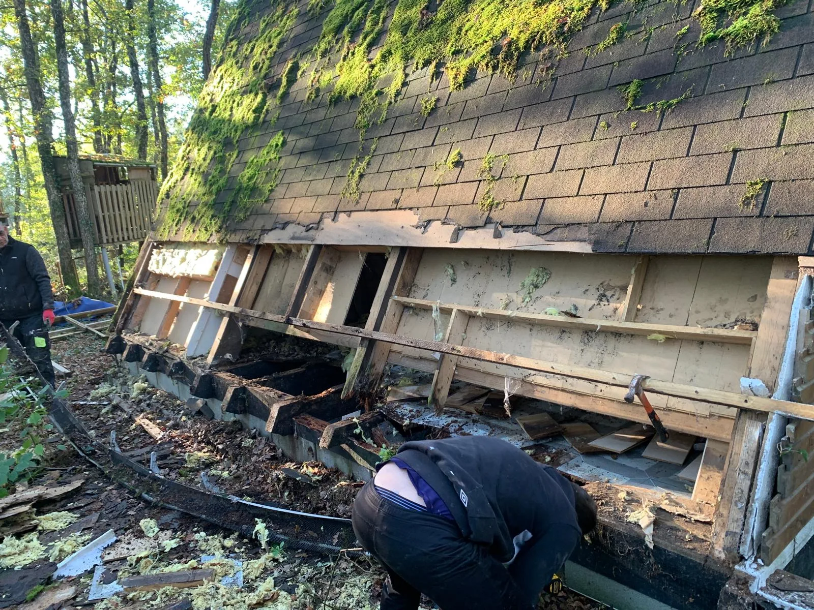 Charpente pourrie exposée lors de démolition