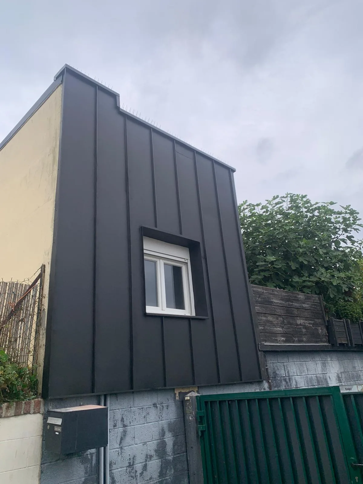 Bardage zinc joint debout — façade urbaine