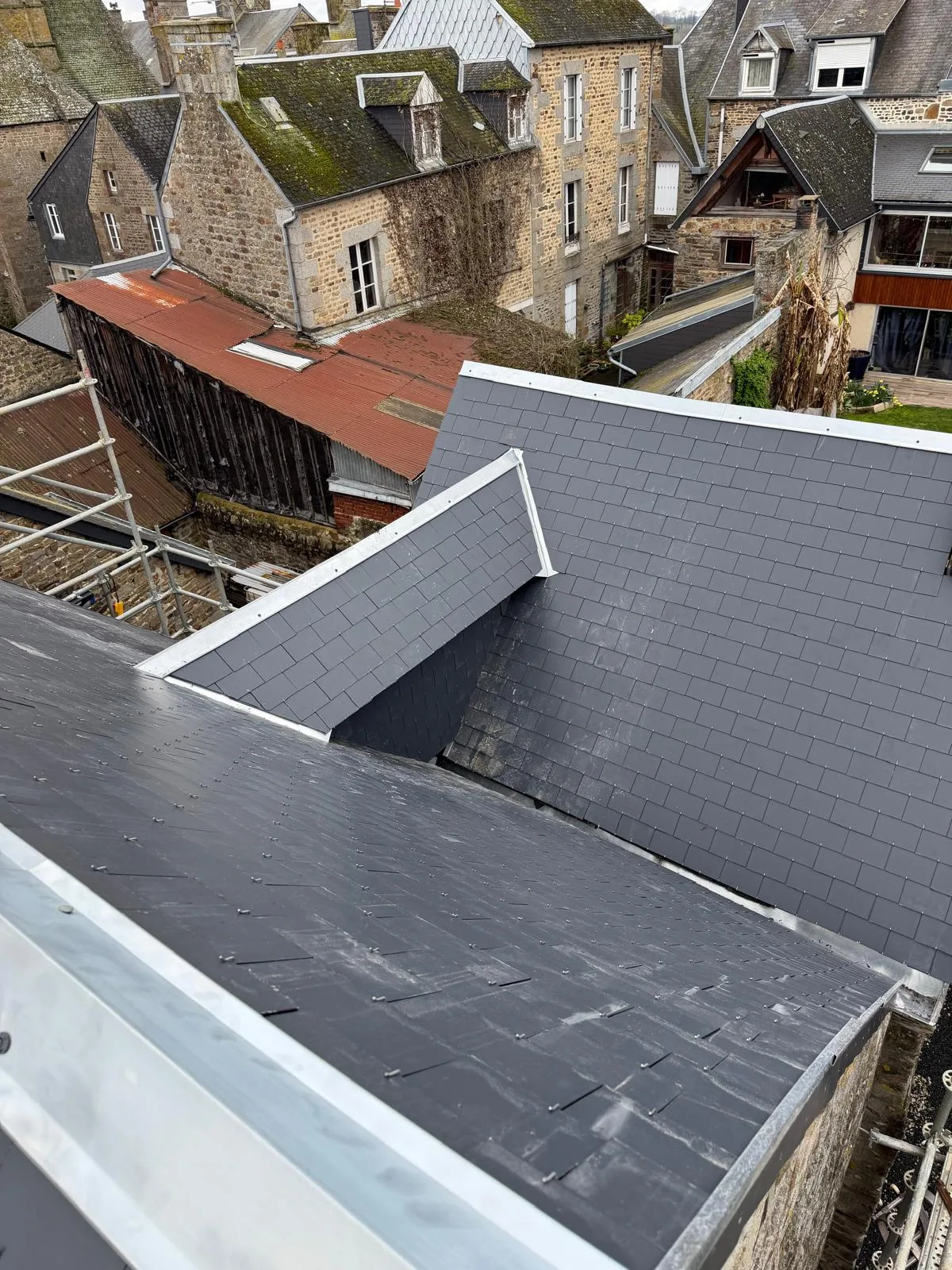 Vue aérienne toiture ardoise en ville normande