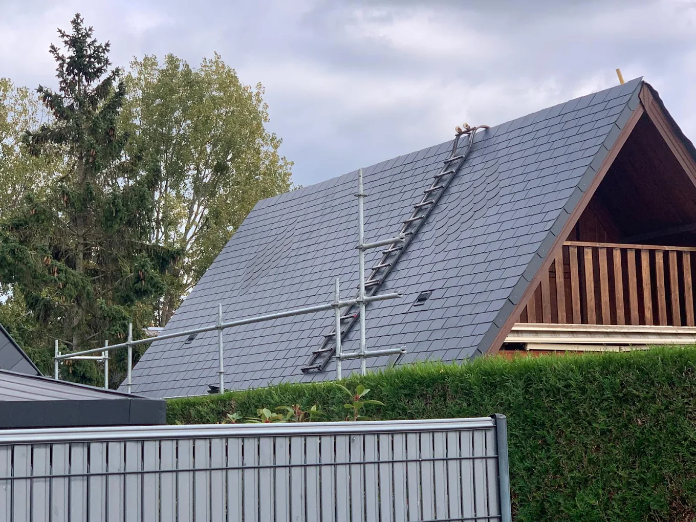 Toiture rénovée avec fenêtre de toit